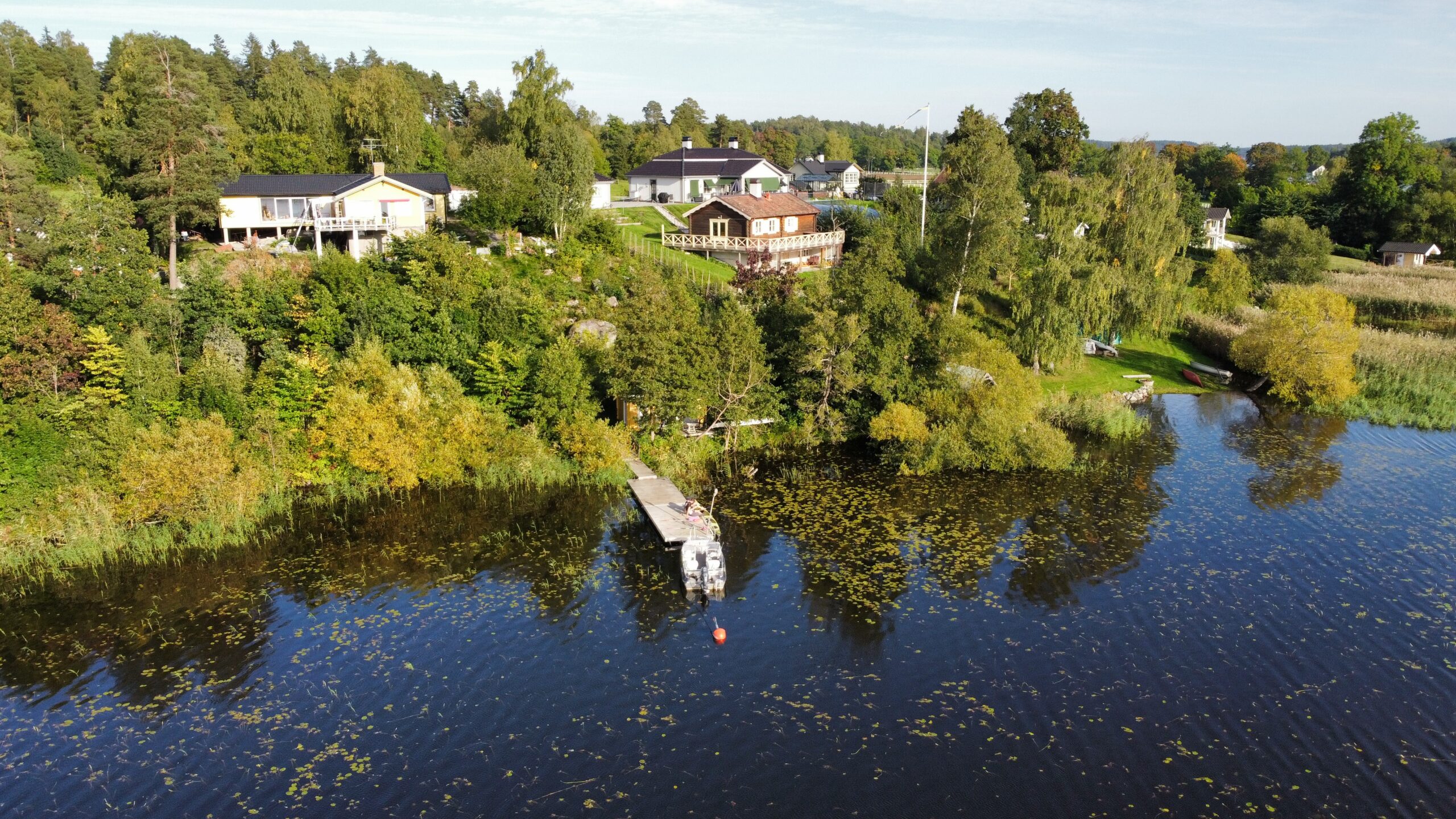 foto a vista de dron d'una ubanització en el llac Mälaren de Suècia